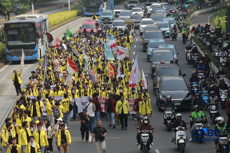 Ratusan Mahasiswa Longmarch  dari senayan menuju Bundaran HI di Jakarta, Jumat (12/6/2026). (CNBC Idonesia/Muhammad Sabki)