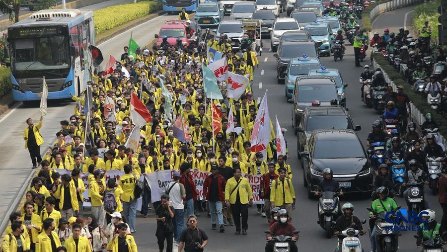 Ratusan Mahasiswa Longmarch  dari senayan menuju Bundaran HI di Jakarta, Jumat (12/6/2026). (CNBC Idonesia/Muhammad Sabki)