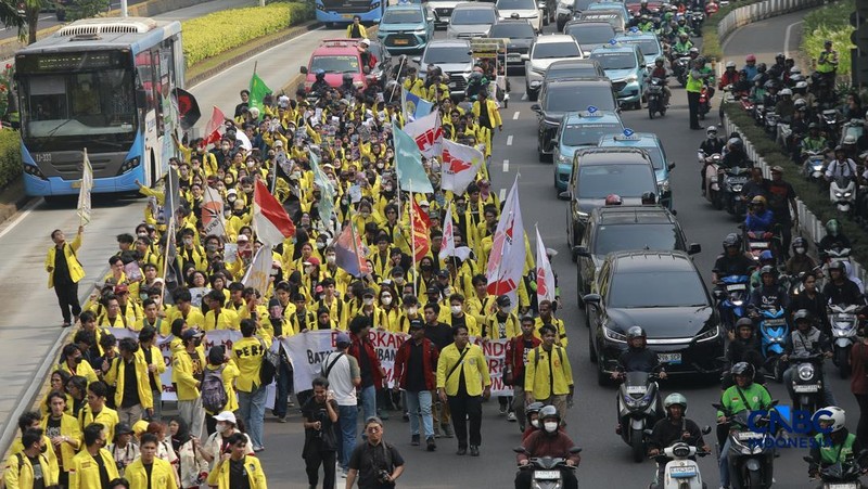 Ratusan Mahasiswa Longmarch  dari senayan menuju Bundaran HI di Jakarta, Jumat (12/6/2026). (CNBC Idonesia/Muhammad Sabki)