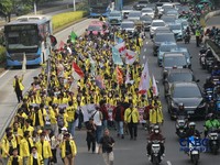 Ratusan Mahasiswa Longmarch  dari senayan menuju Bundaran HI di Jakarta, Jumat (12/6/2026). (CNBC Idonesia/Muhammad Sabki)