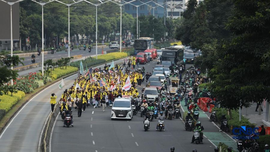 Ratusan Mahasiswa Longmarch dari senayan menuju Bundaran HI di Jakarta, Jumat (12/6/2026). (CNBC Indonesia/Tri Susilo)