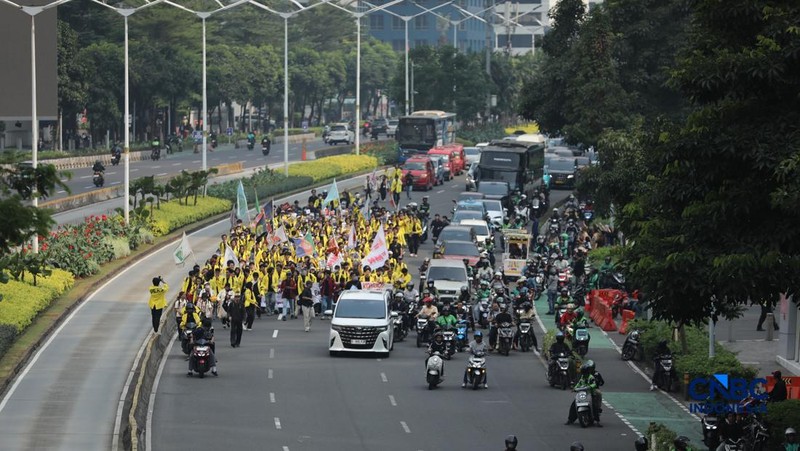 Ratusan Mahasiswa Longmarch dari senayan menuju Bundaran HI di Jakarta, Jumat (12/6/2026). (CNBC Indonesia/Tri Susilo)
