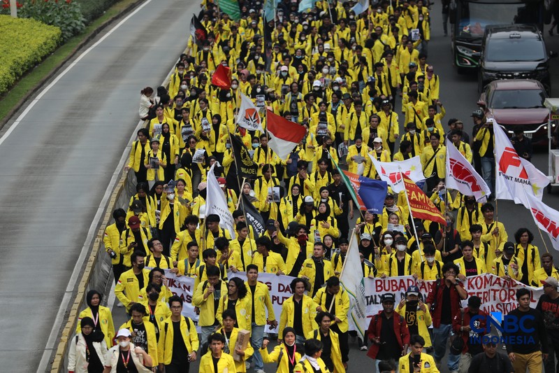 Ratusan Mahasiswa Longmarch  dari senayan menuju Bundaran HI di Jakarta, Jumat (12/6/2026). (CNBC Idonesia/Muhammad Sabki)