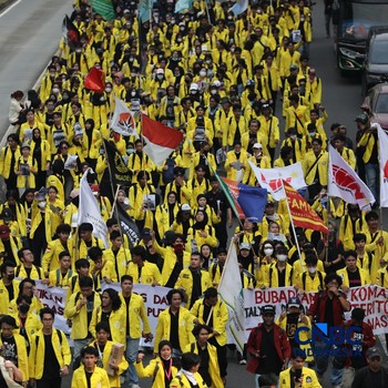 Ratusan Mahasiswa Longmarch dari senayan menuju Bundaran HI di Jakarta, Jumat (12/6/2026). (CNBC Indonesia/Tri Susilo)