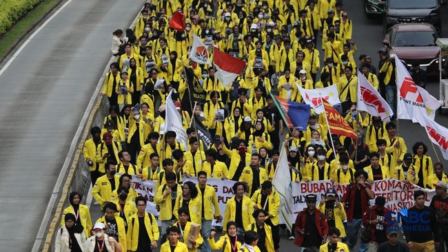 Potret Mahasiswa UI Long March dari Senayan ke Bundaran HI untuk Demo