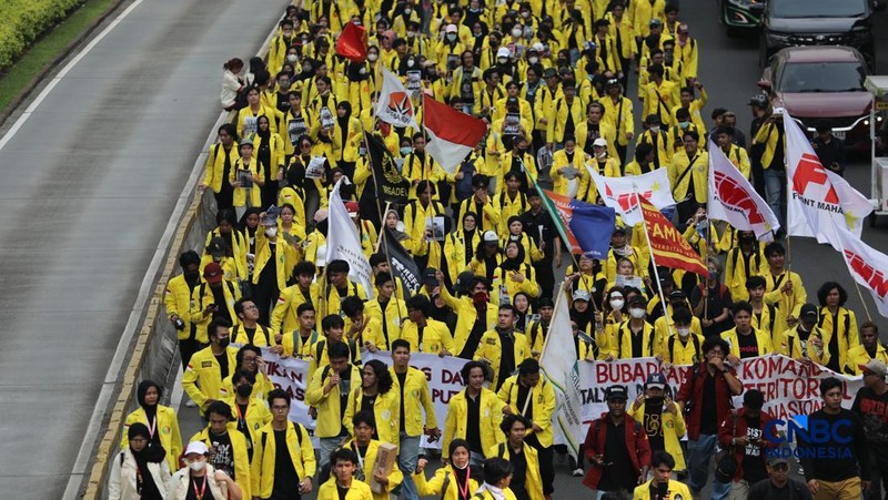 Ratusan Mahasiswa Longmarch dari senayan menuju Bundaran HI di Jakarta, Jumat (12/6/2026). (CNBC Indonesia/Tri Susilo)
