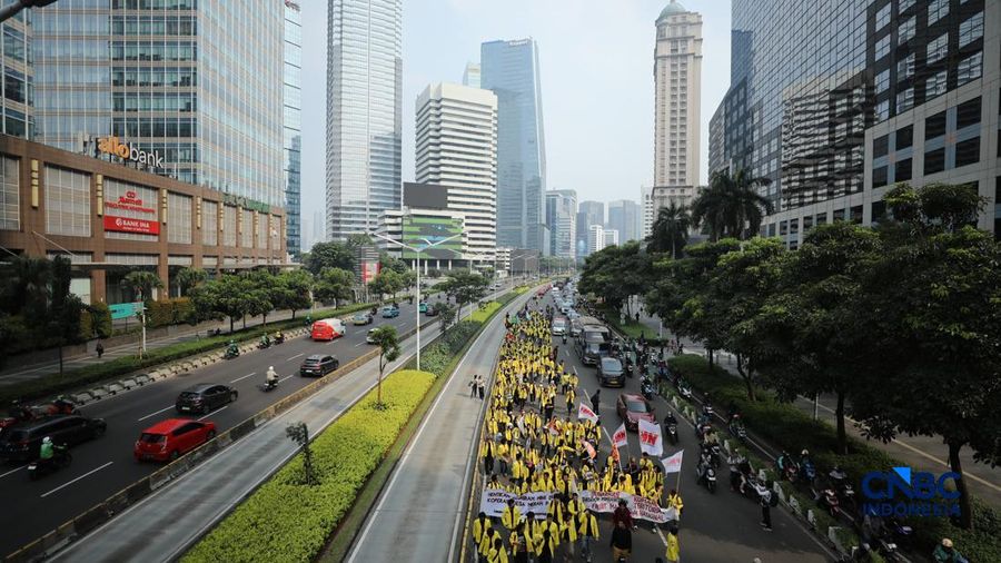 Ratusan Mahasiswa Longmarch dari senayan menuju Bundaran HI di Jakarta, Jumat (12/6/2026). (CNBC Indonesia/Tri Susilo)
