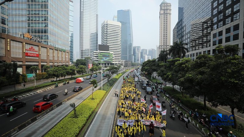 Ratusan Mahasiswa Longmarch dari senayan menuju Bundaran HI di Jakarta, Jumat (12/6/2026). (CNBC Indonesia/Tri Susilo)