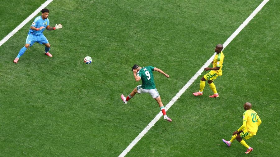 Raul Jimenez mencetak gol kedua untuk Mexico national football team saat menghadapi South Africa national football team pada laga Grup A FIFA World Cup 2026 di Estadio Azteca, Kamis (11/6/2026).