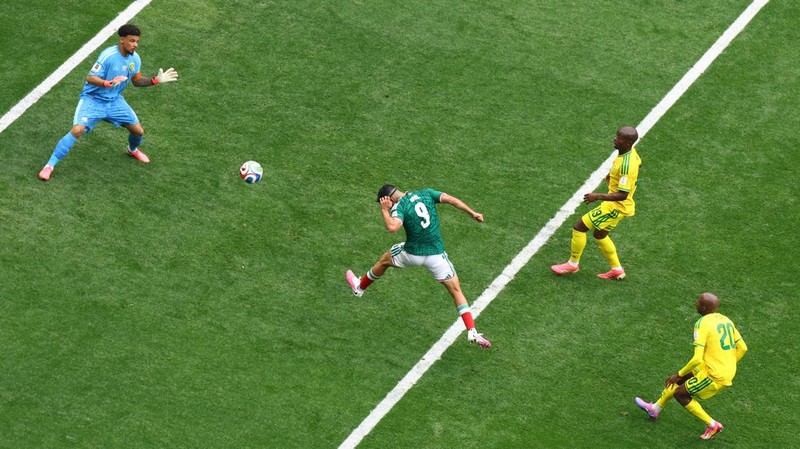 Raul Jimenez mencetak gol kedua untuk Mexico national football team saat menghadapi South Africa national football team pada laga Grup A FIFA World Cup 2026 di Estadio Azteca, Kamis (11/6/2026).