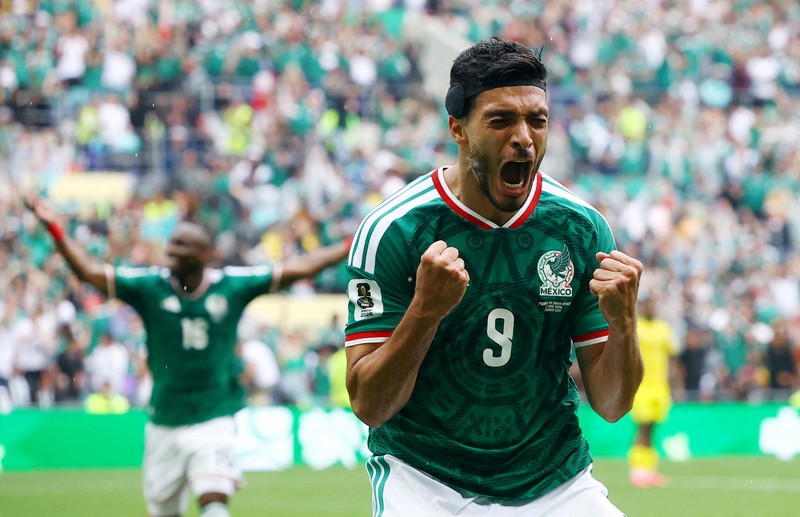 Sepak Bola - Piala Dunia FIFA 2026 - Grup A - Meksiko vs Afrika Selatan - Estadio Azteca, Mexico City, Meksiko - 11 Juni 2026. Julian Quinones dari Meksiko merayakan gol pertamanya bersama rekan-rekan setimnya. (REUTERS/Kai Pfaffenbach)