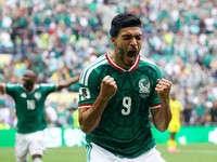 Raul Jimenez merayakan gol kedua untuk Mexico national football team saat menghadapi South Africa national football team pada laga Grup A FIFA World Cup 2026 di Estadio Azteca, Kamis (11/6/2026). (REUTERS/Pawel Kopczynski)