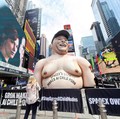 Sebuah karikatur tiup raksasa Elon Musk berdiri di Times Square mengkritik Grok, chatbot kecerdasan buatan yang dikembangkan oleh xAI, di Kota New York, New York, AS, 11 Juni 2026. (REUTERS/Roselle Chen)