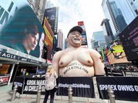 Sebuah karikatur tiup raksasa Elon Musk berdiri di Times Square mengkritik Grok, chatbot kecerdasan buatan yang dikembangkan oleh xAI, di Kota New York, New York, AS, 11 Juni 2026. (REUTERS/Roselle Chen)