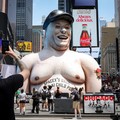 Sebuah karikatur tiup raksasa Elon Musk berdiri di Times Square mengkritik Grok, chatbot kecerdasan buatan yang dikembangkan oleh xAI, di Kota New York, AS, 11 Juni 2026. (REUTERS/Brendan McDermid)