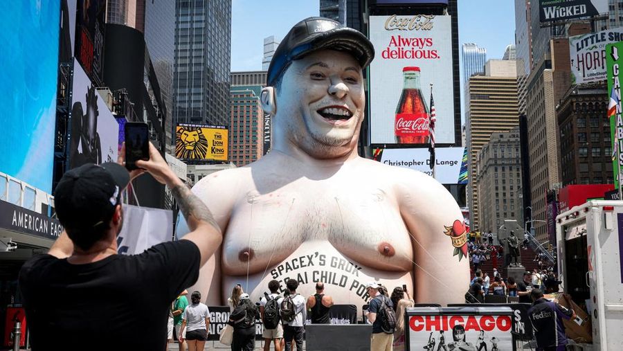 Sebuah karikatur tiup raksasa Elon Musk berdiri di Times Square mengkritik Grok, chatbot kecerdasan buatan yang dikembangkan oleh xAI, di Kota New York, AS, 11 Juni 2026.