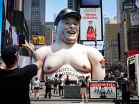 Sebuah karikatur tiup raksasa Elon Musk berdiri di Times Square mengkritik Grok, chatbot kecerdasan buatan yang dikembangkan oleh xAI, di Kota New York, AS, 11 Juni 2026. (REUTERS/Brendan McDermid)