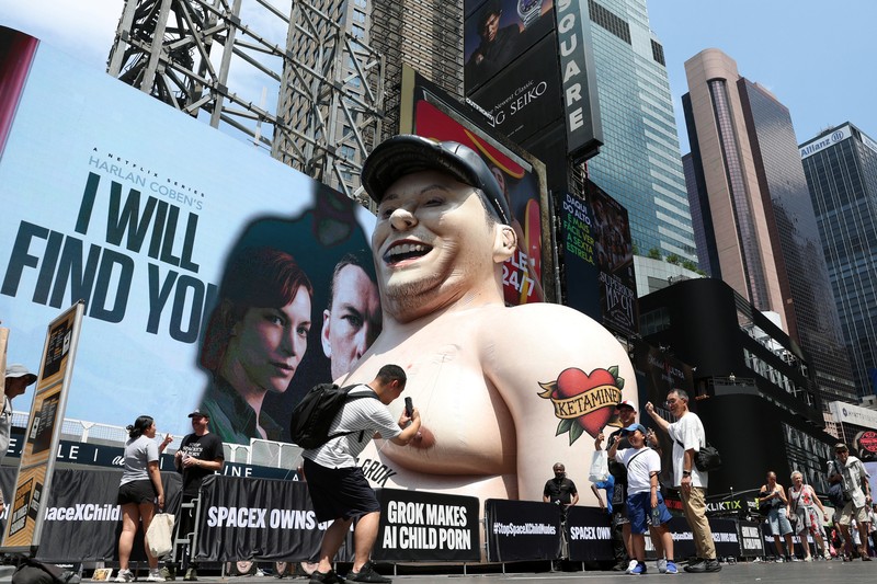 Sebuah karikatur tiup raksasa Elon Musk berdiri di Times Square mengkritik Grok, chatbot kecerdasan buatan yang dikembangkan oleh xAI, di Kota New York, New York, AS, 11 Juni 2026. (REUTERS/Roselle Chen)