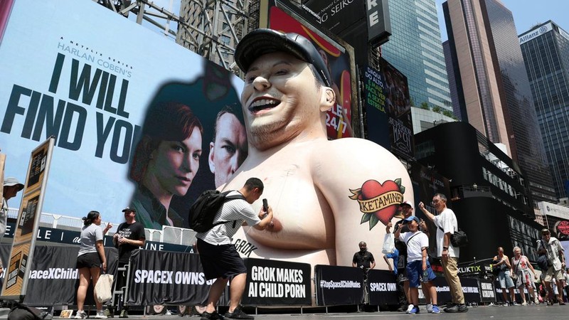 Sebuah karikatur tiup raksasa Elon Musk berdiri di Times Square mengkritik Grok, chatbot kecerdasan buatan yang dikembangkan oleh xAI, di Kota New York, AS, 11 Juni 2026.