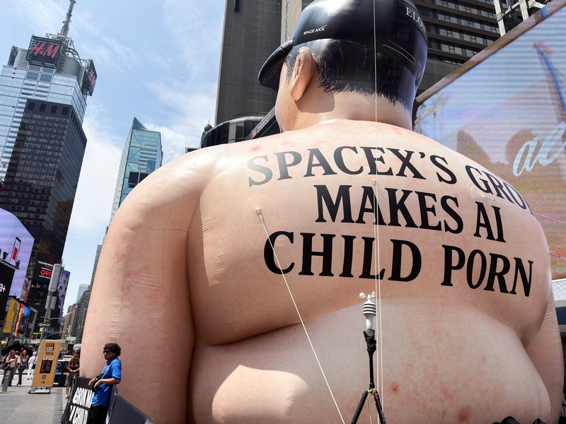 Sebuah karikatur tiup raksasa Elon Musk berdiri di Times Square mengkritik Grok, chatbot kecerdasan buatan yang dikembangkan oleh xAI, di Kota New York, New York, AS, 11 Juni 2026. (REUTERS/Roselle Chen)