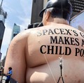 Sebuah karikatur tiup raksasa Elon Musk berdiri di Times Square mengkritik Grok, chatbot kecerdasan buatan yang dikembangkan oleh xAI, di Kota New York, New York, AS, 11 Juni 2026. (REUTERS/Roselle Chen)