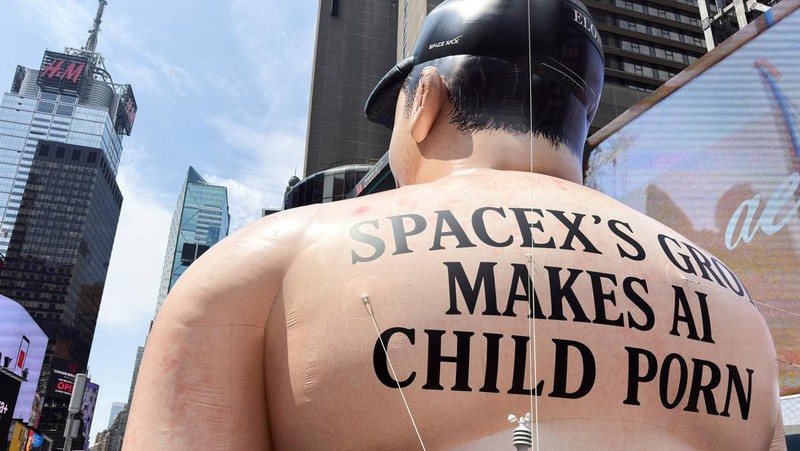 Sebuah karikatur tiup raksasa Elon Musk berdiri di Times Square mengkritik Grok, chatbot kecerdasan buatan yang dikembangkan oleh xAI, di Kota New York, New York, AS, 11 Juni 2026.