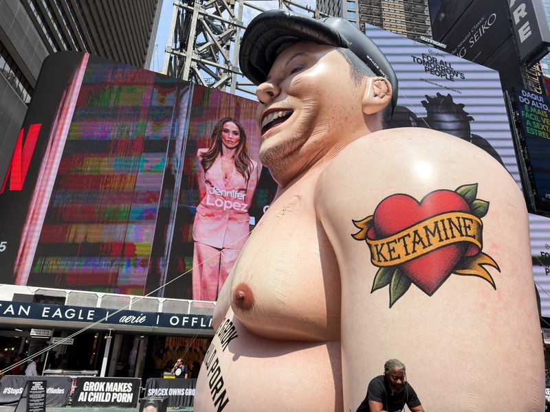 Sebuah karikatur tiup raksasa Elon Musk berdiri di Times Square mengkritik Grok, chatbot kecerdasan buatan yang dikembangkan oleh xAI, di Kota New York, New York, AS, 11 Juni 2026. (REUTERS/Roselle Chen)