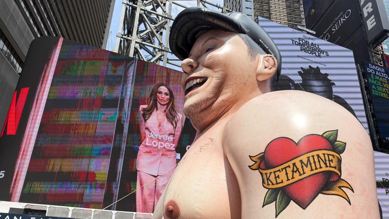 Sebuah karikatur tiup raksasa Elon Musk berdiri di Times Square mengkritik Grok, chatbot kecerdasan buatan yang dikembangkan oleh xAI, di Kota New York, New York, AS, 11 Juni 2026.