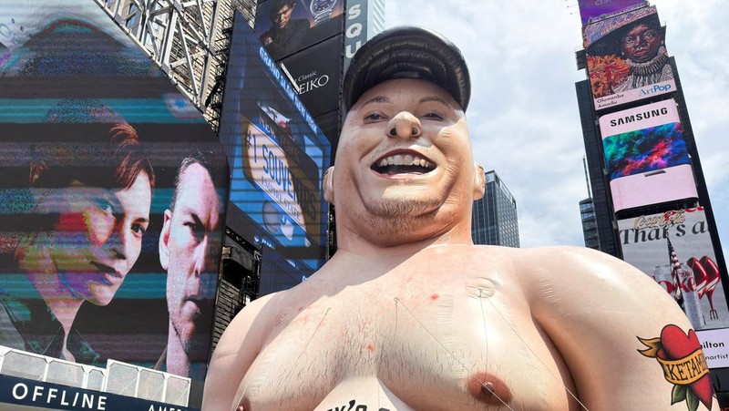 Sebuah karikatur tiup raksasa Elon Musk berdiri di Times Square mengkritik Grok, chatbot kecerdasan buatan yang dikembangkan oleh xAI, di Kota New York, New York, AS, 11 Juni 2026.