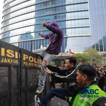 Detik-Detik Aksi Saling Dorong Mahasiswa Vs Polisi Dekat Bundaran HI