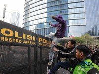 Detik-Detik Aksi Saling Dorong Mahasiswa Vs Polisi Dekat Bundaran HI