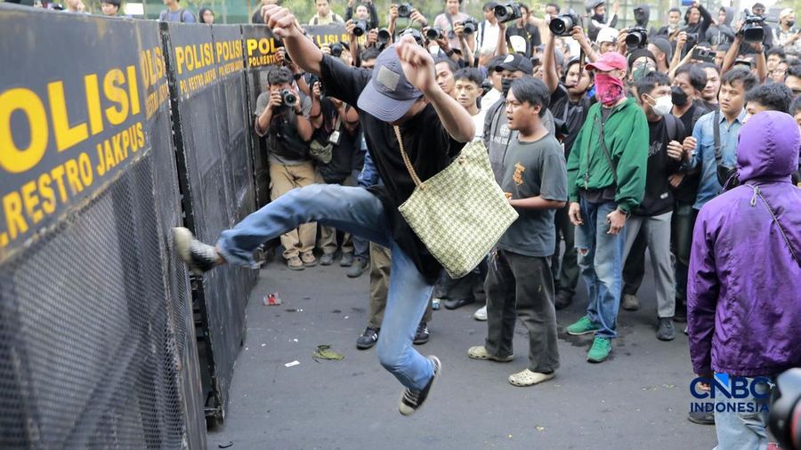 Sekelompok massa aksi saat mendorong besi pembatas saat aksi di Dukuh Atas, Sudirman, Jakarta, Jumat (12/6/2026). (CNBC Indonesia/Muhammad Sabki)