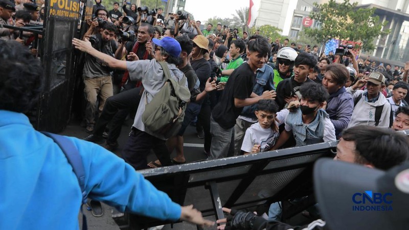 Sekelompok massa aksi saat mendorong besi pembatas saat aksi di Dukuh Atas, Sudirman, Jakarta, Jumat (12/6/2026). (CNBC Indonesia/Muhammad Sabki)