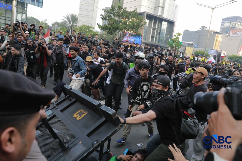 Sekelompok massa aksi saat mendorong besi pembatas saat aksi di Dukuh Atas, Sudirman, Jakarta, Jumat (12/6/2026). (CNBC Indonesia/Muhammad Sabki)