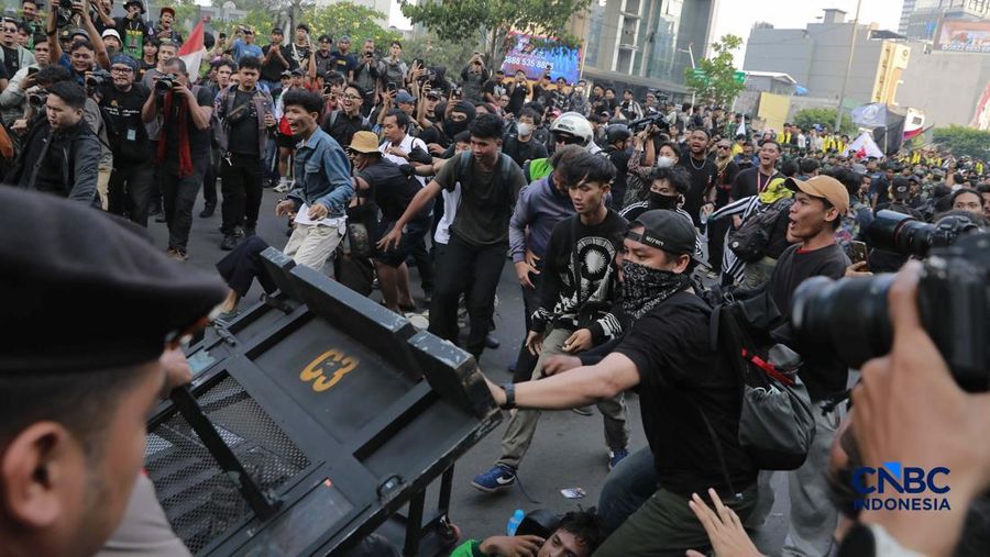 Sekelompok massa aksi saat mendorong besi pembatas saat aksi di Dukuh Atas, Sudirman, Jakarta, Jumat (12/6/2026). (CNBC Indonesia/Muhammad Sabki)
