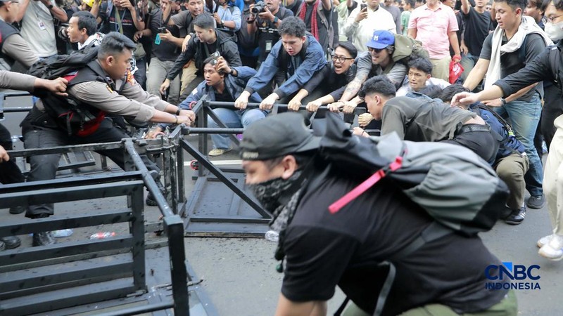 Sekelompok massa aksi saat mendorong besi pembatas saat aksi di Dukuh Atas, Sudirman, Jakarta, Jumat (12/6/2026). (CNBC Indonesia/Muhammad Sabki)