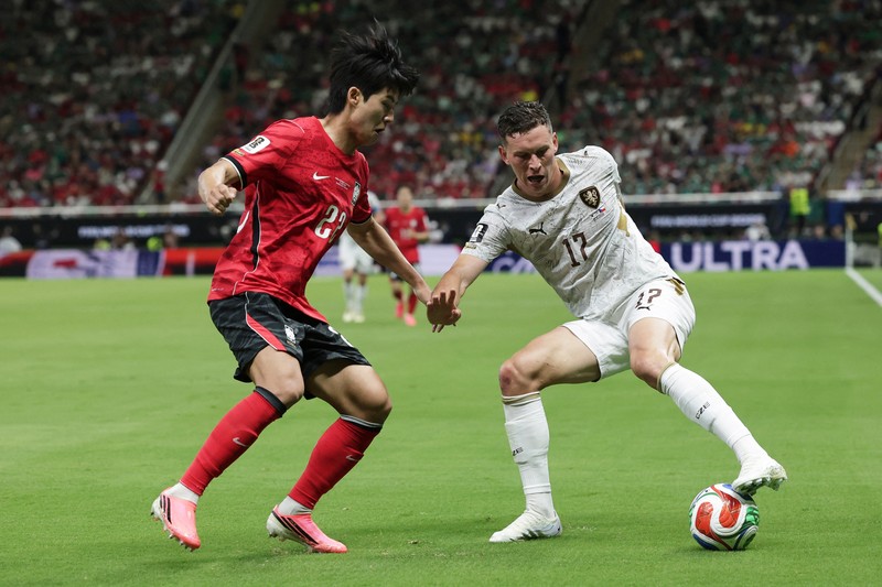 Para pemain South Korea national football team bertepuk tangan kepada para penggemar usai pertandingan melawan Czech Republic national football team pada laga Grup A FIFA World Cup 2026 di Estadio Guadalajara, Kamis (11/6/2026). (REUTERS/Amanda Perobelli)