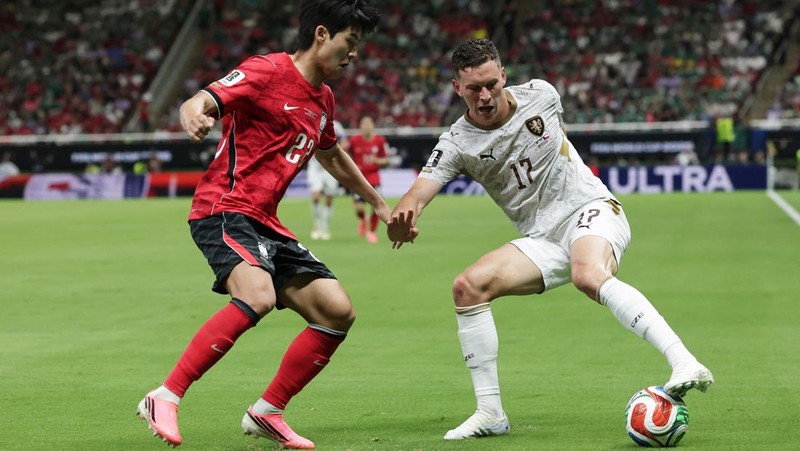 Seol Young-woo dari South Korea national football team beraksi melawan Lukáš Provod dari Czech Republic national football team pada laga Grup A FIFA World Cup 2026 di Estadio Guadalajara, Kamis (11/6/2026).