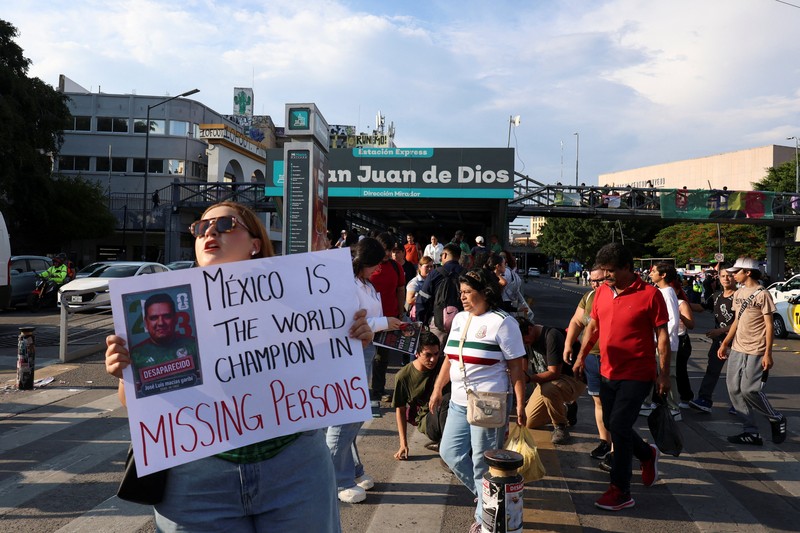 Para petugas polisi berjaga-jaga selama demonstrasi pada hari pertandingan pembukaan Piala Dunia FIFA 2026, di luar Stadion Azteca, di Mexico City, Meksiko, 11 Juni 2026. (REUTERS/Fred Ramos)