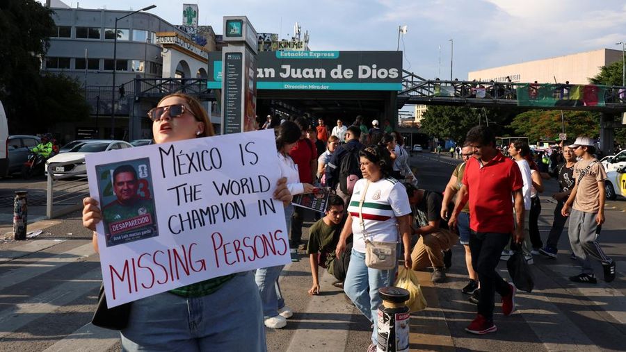 Seorang wanita memegang papan tanda selama protes yang bertujuan untuk menarik perhatian pada orang-orang hilang di Meksiko, menggunakan pembukaan Piala Dunia FIFA 2026 untuk menggalang dukungan dan mengecam apa yang digambarkan para demonstran sebagai kurangnya tindakan pemerintah, di Guadalajara, Meksiko, 11 Juni 2026.