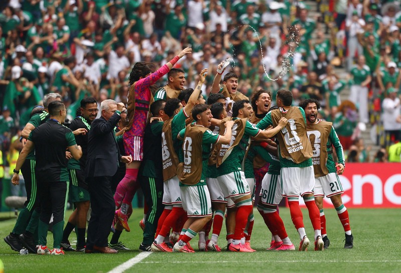 Sepak Bola - Piala Dunia FIFA 2026 - Grup A - Meksiko vs Afrika Selatan - Estadio Azteca, Mexico City, Meksiko - 11 Juni 2026. Julian Quinones dari Meksiko merayakan gol pertamanya bersama rekan-rekan setimnya. (REUTERS/Kai Pfaffenbach)