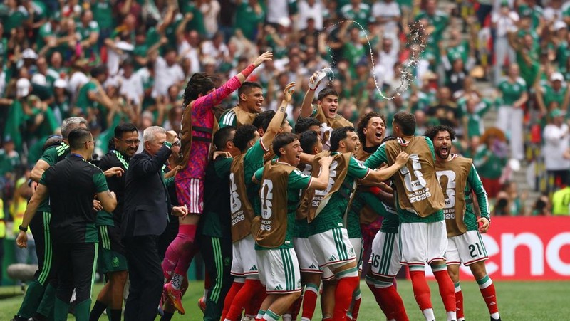 Sepak Bola - Piala Dunia FIFA 2026 - Grup A - Meksiko vs Afrika Selatan - Estadio Azteca, Mexico City, Meksiko - 11 Juni 2026. Julian Quinones dari Meksiko merayakan gol pertamanya bersama rekan-rekan setimnya. (REUTERS/Kai Pfaffenbach)