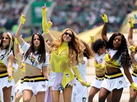 Shakira tampil dalam upacara pembukaan sebelum pertandingan Grup A FIFA World Cup 2026 antara Mexico national football team dan South Africa national football team di Estadio Azteca, Kamis (11/6/2026). (REUTERS/Kai Pfaffenbach)