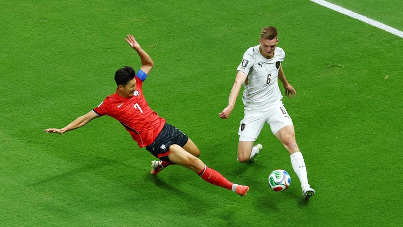 Son Heung-min dari South Korea national football team beraksi melawan Štěpán Chaloupek dari Czech Republic national football team pada laga Grup A FIFA World Cup 2026 di Estadio Guadalajara, Kamis (11/6/2026).
