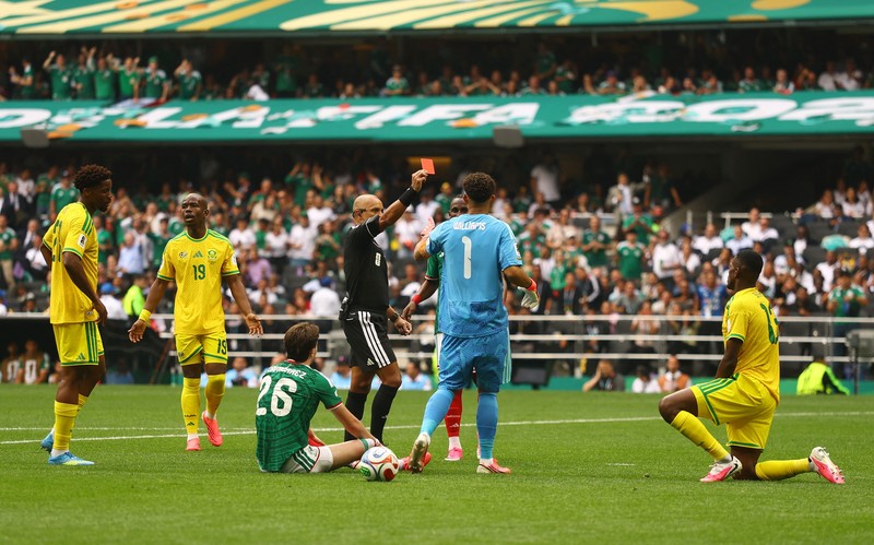 Sepak Bola - Piala Dunia FIFA 2026 - Grup A - Meksiko vs Afrika Selatan - Estadio Azteca, Mexico City, Meksiko - 11 Juni 2026. Julian Quinones dari Meksiko merayakan gol pertamanya bersama rekan-rekan setimnya. (REUTERS/Kai Pfaffenbach)