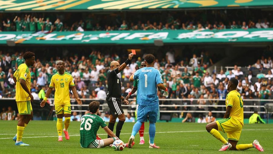 Sphephelo Sithole dari South Africa national football team diganjar kartu merah oleh wasit Wilton Sampaio dalam laga Grup A FIFA World Cup 2026 melawan Mexico national football team di Estadio Azteca, Kamis (11/6/2026).