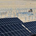 Struktur yang sedang disiapkan untuk pemasangan panel surya terlihat di proyek fotovoltaik Ningguoyun Lingwu berkapasitas 1 juta kilowatt di gurun Lingwu, di wilayah Ningxia, China. (14 April 2025). (CN-STR / AFP)