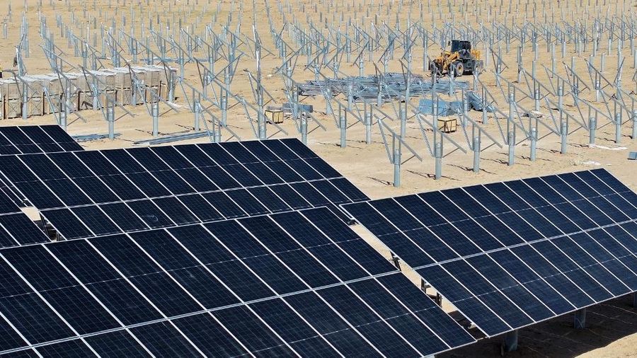 Struktur yang sedang disiapkan untuk pemasangan panel surya terlihat di proyek fotovoltaik Ningguoyun Lingwu berkapasitas 1 juta kilowatt di gurun Lingwu, di wilayah Ningxia, China. (14 April 2025). (CN-STR / AFP)