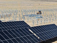 Struktur yang sedang disiapkan untuk pemasangan panel surya terlihat di proyek fotovoltaik Ningguoyun Lingwu berkapasitas 1 juta kilowatt di gurun Lingwu, di wilayah Ningxia, China. (14 April 2025). (CN-STR / AFP)