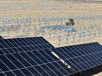 Struktur yang sedang disiapkan untuk pemasangan panel surya terlihat di proyek fotovoltaik Ningguoyun Lingwu berkapasitas 1 juta kilowatt di gurun Lingwu, di wilayah Ningxia, China. (14 April 2025). (CN-STR / AFP)